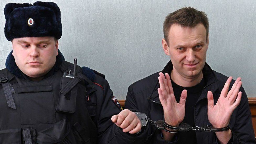 Quién es Alexei Navalny, el mayor crítico de Putin en Rusia y que está hospitalizado de gravedad por "envenenamiento" - BBC News Mundo