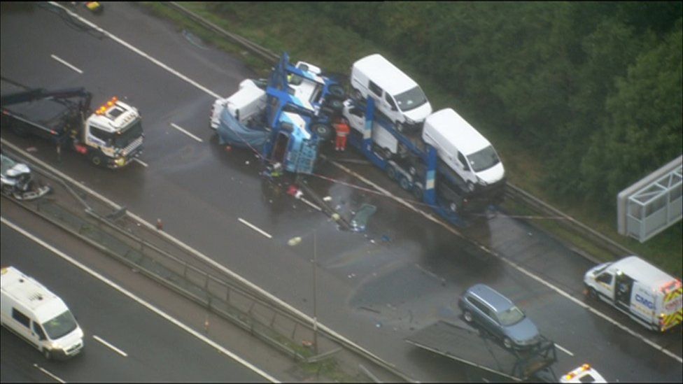 M1 closed near Northampton after lorry crosses carriageway BBC News