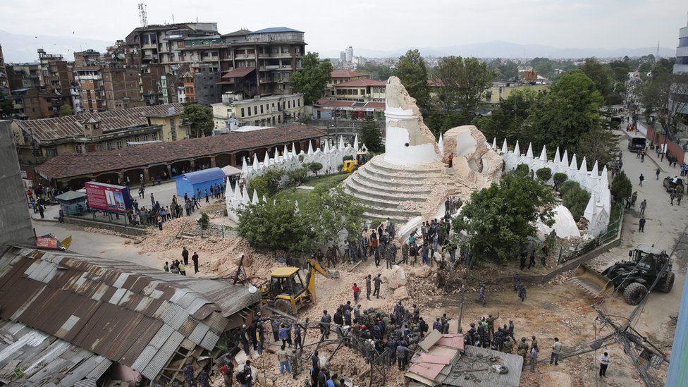 People inspect the damage of the collapsed landmark Dharahara, also called Bhimsen Tower, Kathmandu, 25 Apr 2015