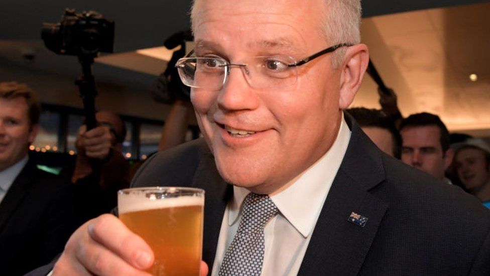 Scott Morrison holds a beer during the campaign
