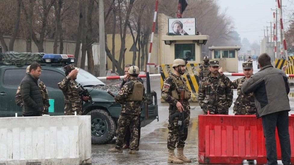 Сотрудники службы безопасности охраняют вход возле посольства Австралии в Зеленой зоне в Кабуле 25 мая 2021 года
