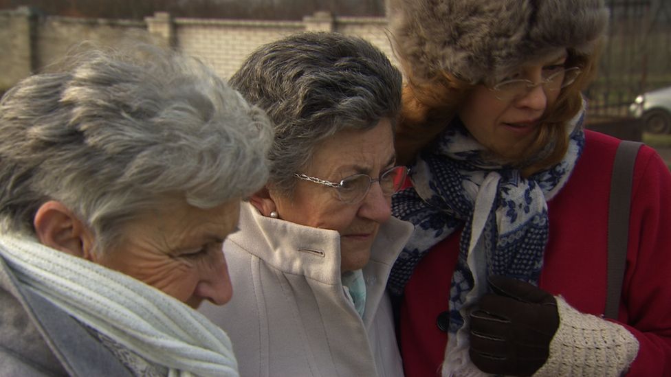 Jean, Pat and Gilly at grave