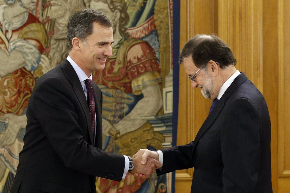 King Felipe VI (left) with acting Prime Minister Mariano Rajoy in Madrid, 2 February