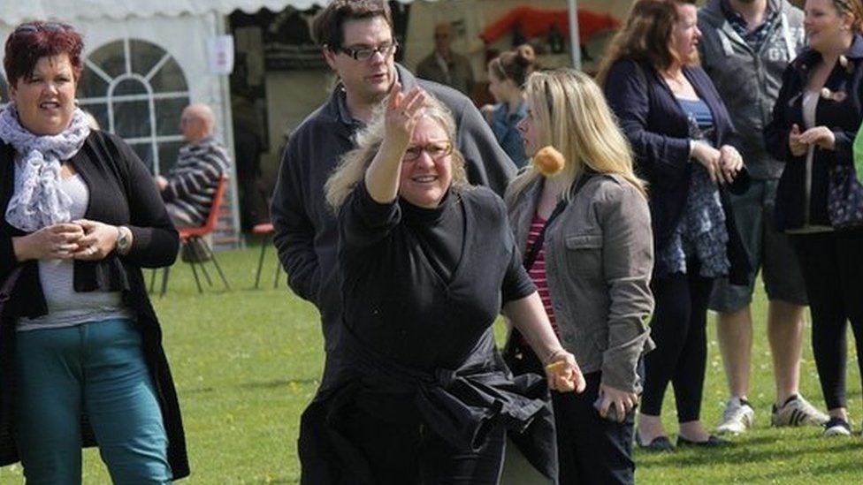 A lady throwing a knob in 2015