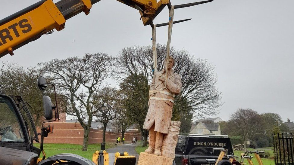 Statue of he soldier is lifted onto it's plinth in Vulcan Park