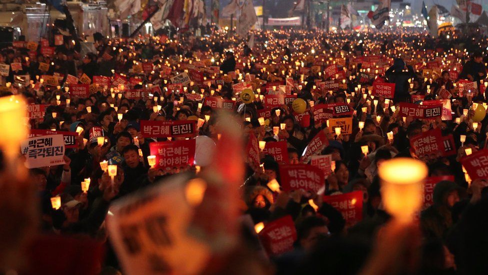 Protesters holding candles in Seoul, demanding Presidnet Park Geun-Hye resign - 19 November 2016