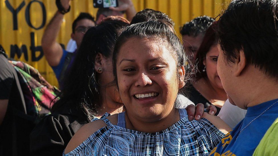 Evelyn Hernandez smiling as she leaves the prison where she was serving her sentence
