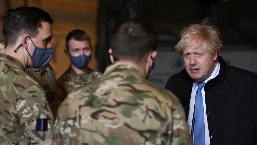 Premier Boris Johnson podczas wizyty w Royal Air Force Station Waddington