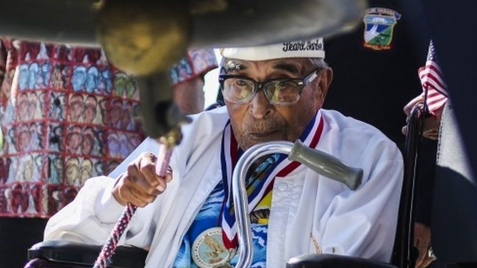 Рэй Чавес, 104 года, самый старый известный выживший после теракта в Перл-Харборе, звонит в Колокол Свободы во время церемонии открытия Колокола Свободы и звонит в Музей подводных лодок USS Bowfin в Перл-Харборе (6 декабря 2016 г.)