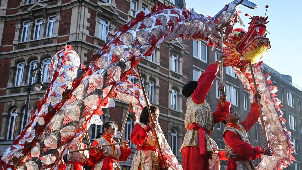 London welcomes Year of the Rabbit at Lunar New Year - BBC News