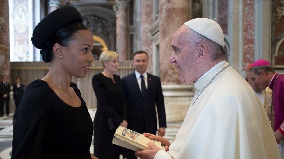 Pope Francis meets Swedish Minister of Culture Alice Bah Kuhnke (left) before he leads the mass for the canonisation of Swedish nun Sister Maria Elisabeth Hesselblad in the Vatican (05 June 2016)