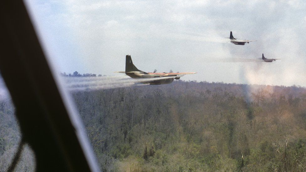 Американские самолеты распыляют Agent Orange во Вьетнаме в 1969 году