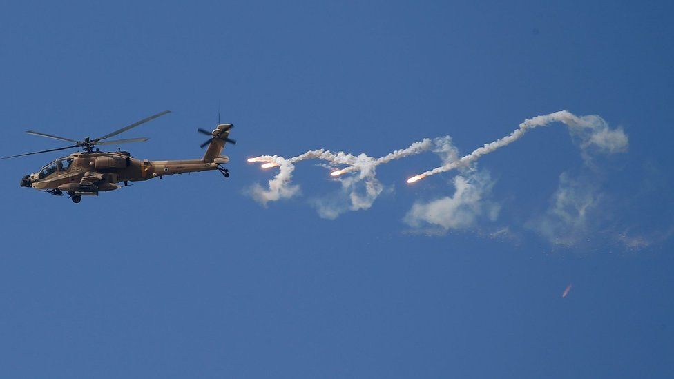 Израильский вертолет «Апач» запускает осветительные ракеты во время налета на город Дженин на Западном берегу (19 июня 2023 г.)