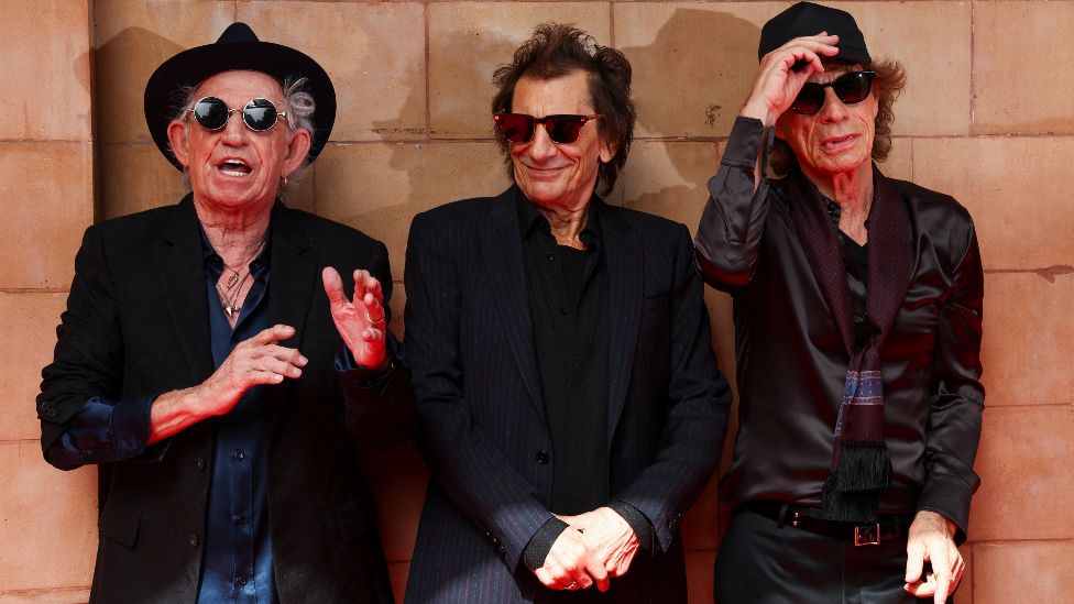 Участники группы Rolling Stones Мик Джаггер, Кит Ричардс и Ронни Вуд присутствуют на презентации своего нового альбома "Hackney Diamonds" в Hackney Empire в Лондоне, Великобритания, 6 сентября 2023 года.