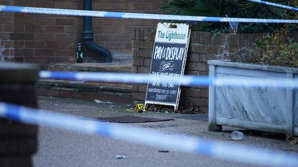 Wallasey pub shooting: Police hunt gunman after woman dies - BBC News