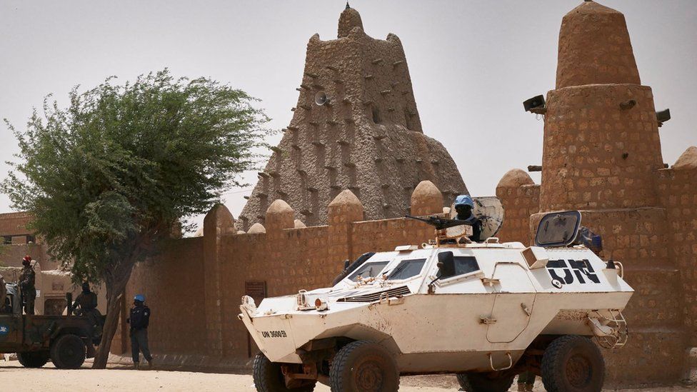 United Nations vehicles patrol in front of the mosque Sankore in Timbuktu on March 31, 2021. - A symbolic euro was handed over to the government of Mali and UNESCO for damage inflicted by Islamists who wrecked Timbuktu's World Heritage-listed mausoleums in 2012.