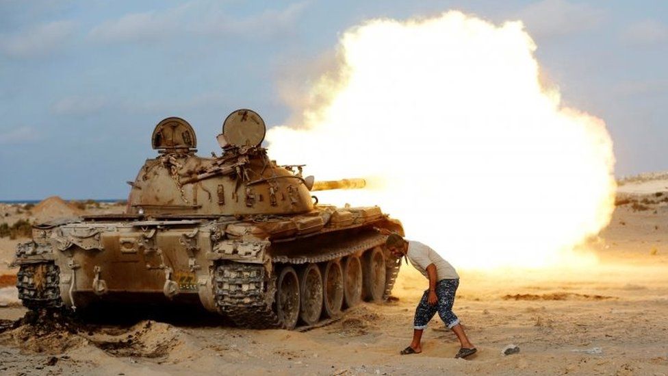 A fighter of Libyan forces allied with the UN-backed government fires a shell with Soviet made T-55 tank at Islamic State fighters in Sirte (02 August 2016)