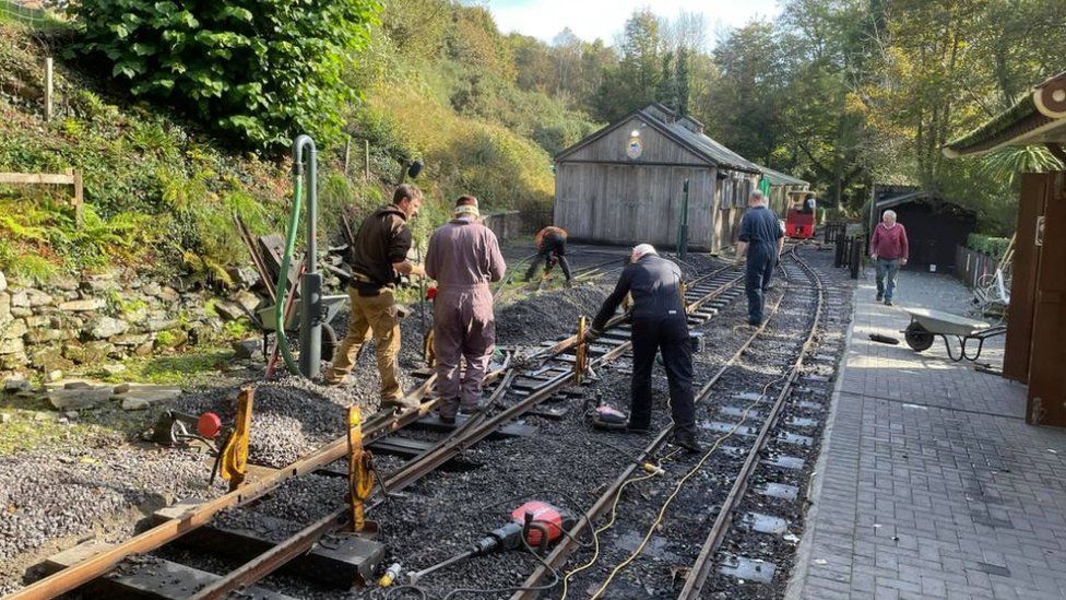 Workers at Lhen Coan station