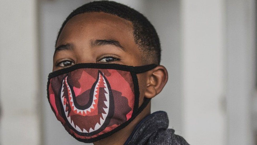 Мальчик в маске в Соуэто, Йоханнесбург, 2020 год.