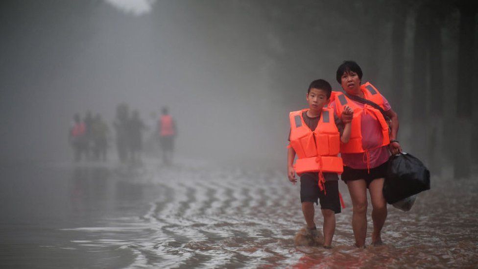 Попавших в ловушку людей эвакуируют из пострадавшей от наводнения деревни Тачжао 1 августа 2023 года в Чжочжоу, провинция Хэбэй, Китай. После проливных дождей, вызвавших наводнение в Чжочжоу, предпринимались спасательные работы.