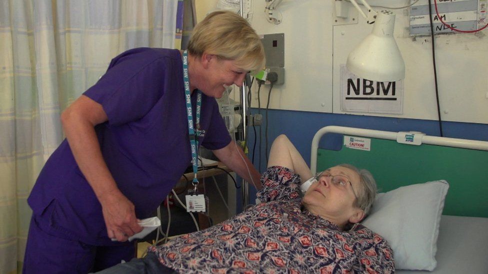 Nurse consultant Lynn Owens with Catherine Maxwell