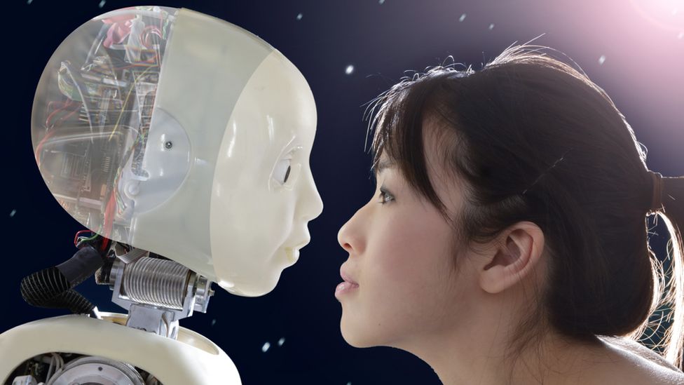 Женщина сталкивается с роботом
