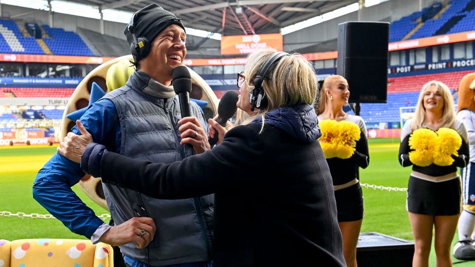 Vernon Kay being interviewed by Zoe Ball at the finish line
