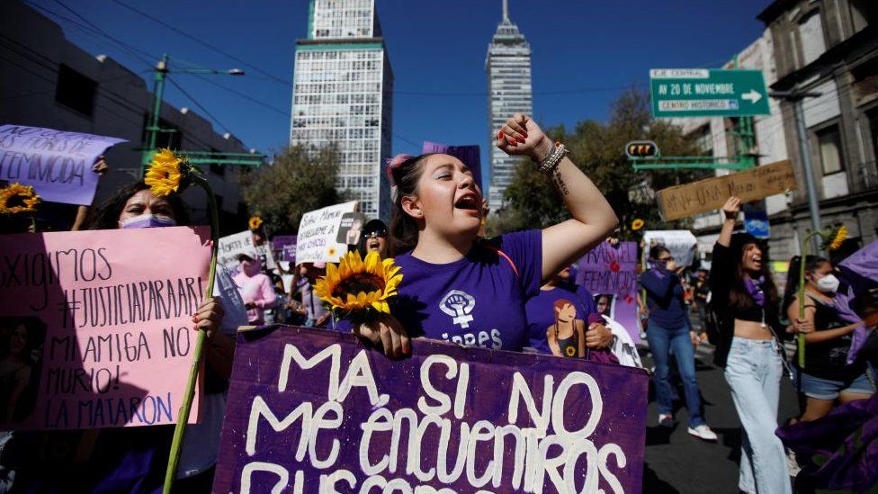 Люди принимают участие в акции протеста с требованием справедливости после смерти Ариадны Фернанды Лопес, 27-летней женщины, которая была найдена мертвой на шоссе в штате Морелос, в Мехико, Мексика, 7 ноября 2022 года.