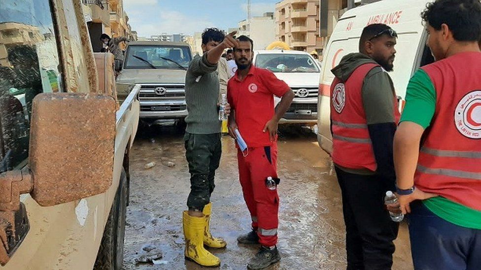 Работники Ливийского Красного Полумесяца в Дерне