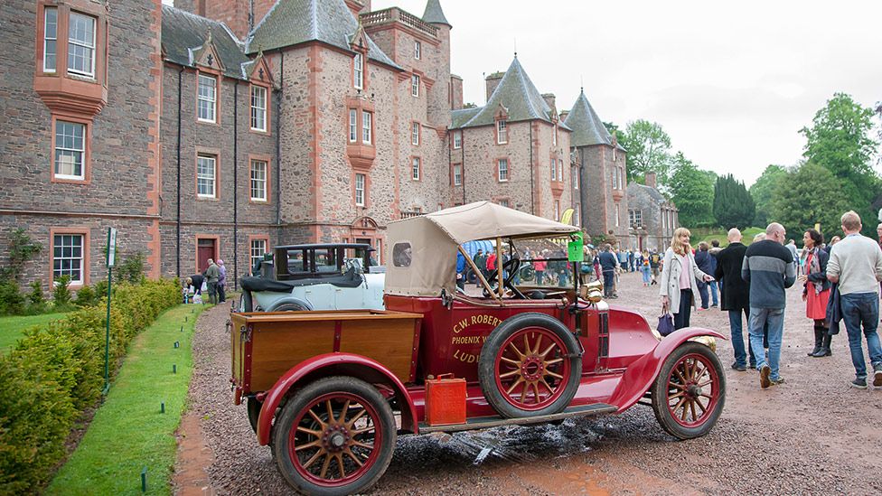 In pictures: Thirlestane Castle grounds host car show - BBC News