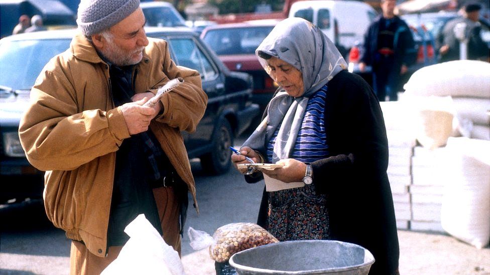 Turkish bbc. Бабушка на турецком рынке.