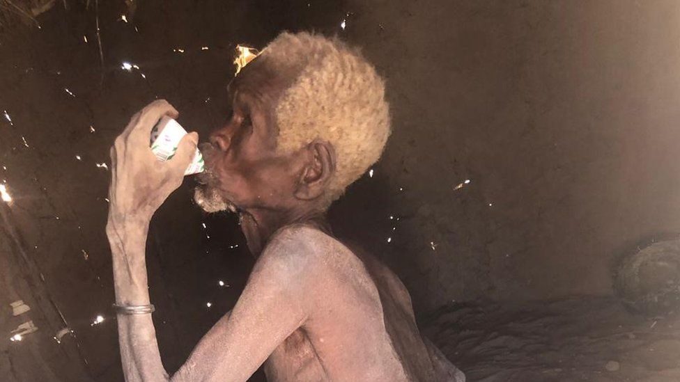 Huyu Mzee anapumua. Tumbo halina kitu kabisa. Alipopewa maziwa kwake ilikuwa kama muujiza.