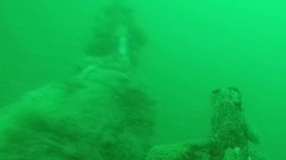 Experts 'find' submarine buried in Dartmouth park - BBC News