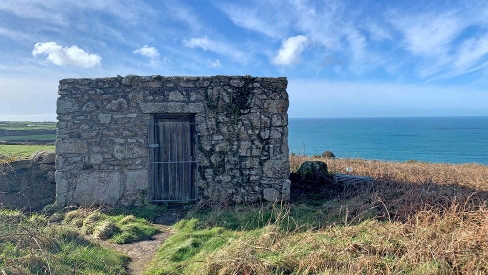 Cornish 'loo with a view' no longer for sale - BBC News