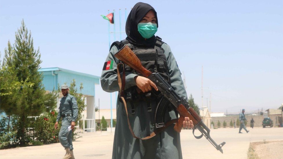 Офицер афганской полиции с винтовкой, май 2021 года