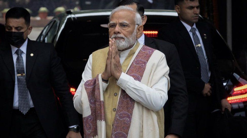 Narendra Modi llegando al edificio del parlamento en Nueva Delhi, India