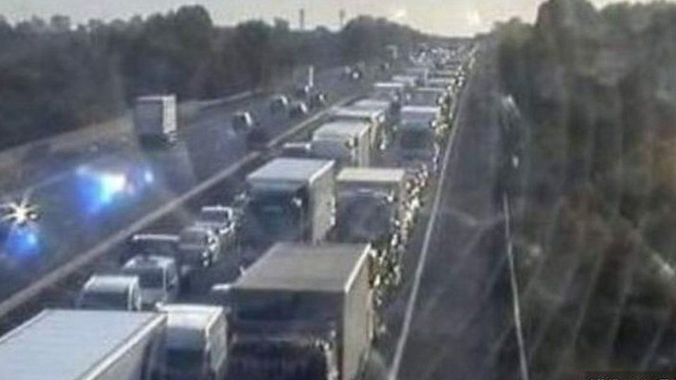 M6 at Coventry closed after fatal four vehicle crash BBC News