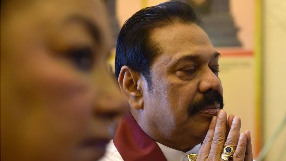 Mahinda Rajapakse (right) and his wife Shiranthi Rajapaksa offer prayers at a Hindu temple in Colombo. Photo: 15 January 2016