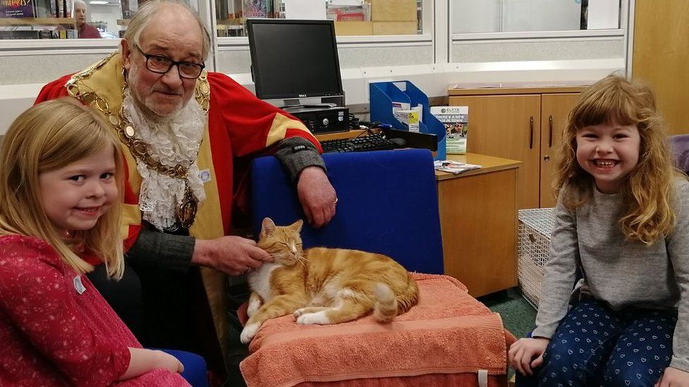 Children and the Mayor of Ely with Garfield the cat