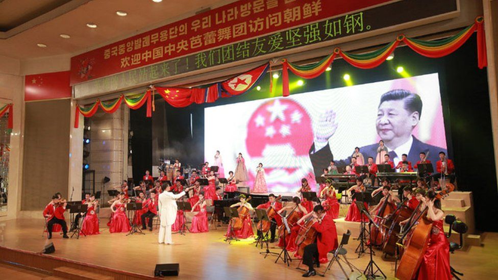 Image of Chinese leader Xi Jinping behind an orchestra playing at state banquet for Chinese visitors in Pyongyang