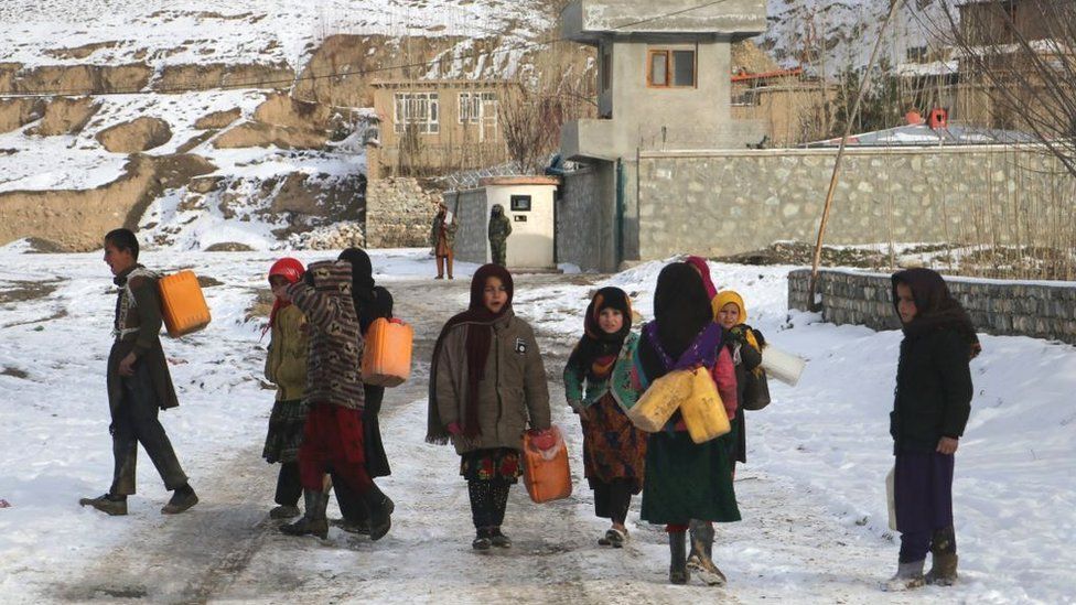 Дети ходят за питьевой водой холодным зимним днем ​​в районе Яфтал-Суфла провинции Бадахшан, Афганистан, 18 января 2023 г.