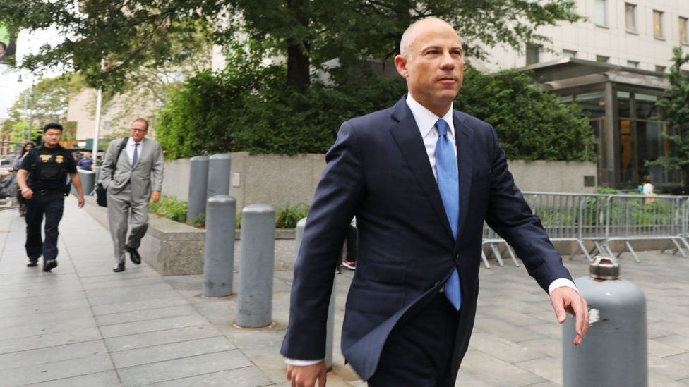 Адвокат знаменитости Майкл Авенатти выходит из здания суда Нью-Йорка