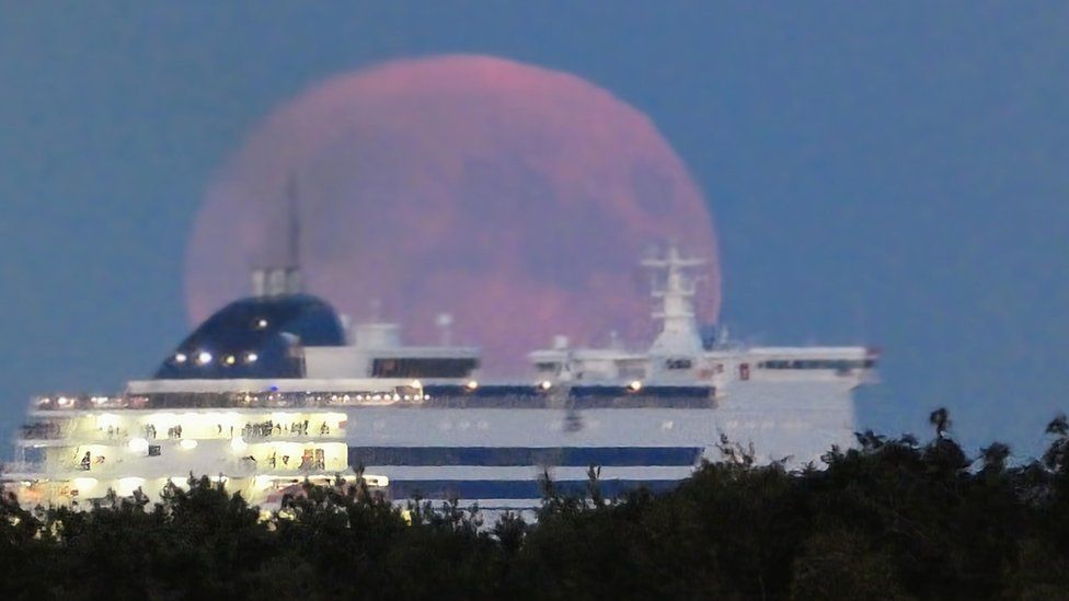 Blue supermoon above the 20:00 P&O departure from Hull docks