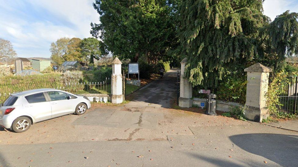Google streetview of the cemetery gates