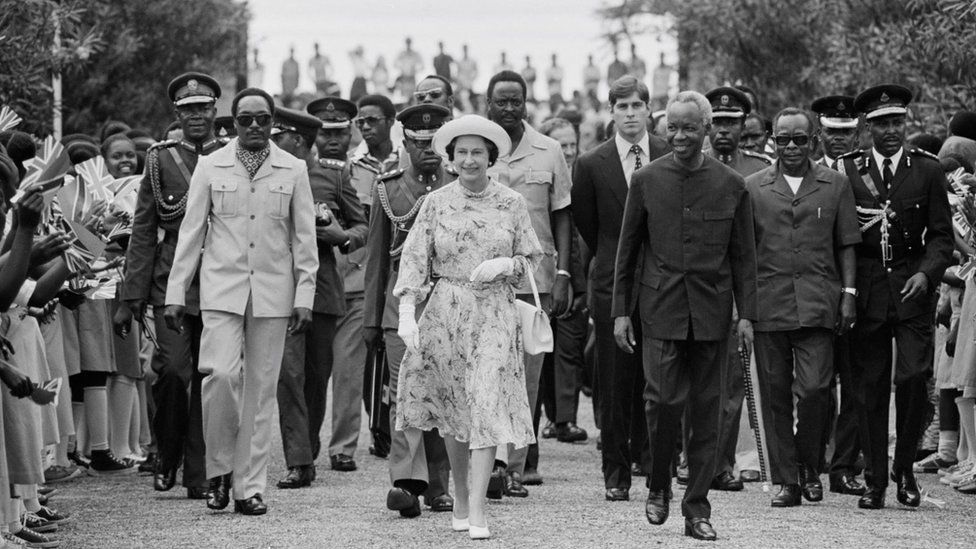 La reine Elizabeth II est accueillie par le président Julius Nyerere à l'aéroport de Dar es Salaam, au début d'une visite d'État de trois jours, le 18 juillet 1979.