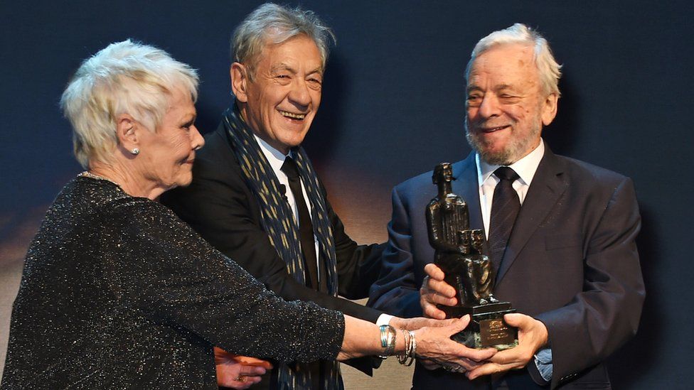 Дама Джуди Денч и сэр Ян МакКеллен вручают Премию Лебедева Стивену Сондхейму на The London Evening Standard Theatre Award в 2015 году