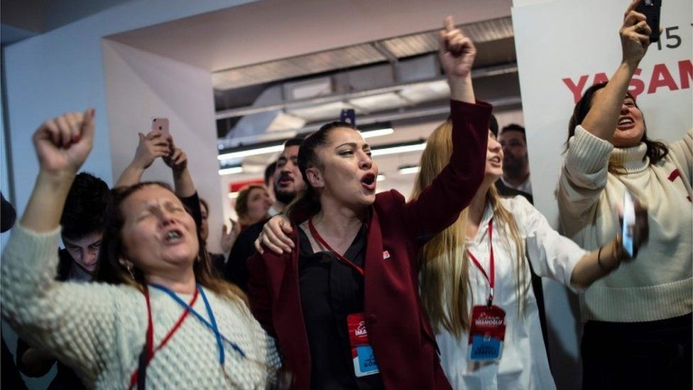 Opposition supporters celebrate their candidate's lead in elections for mayor of Istanbul after Turkish local elections, 1 April 2019