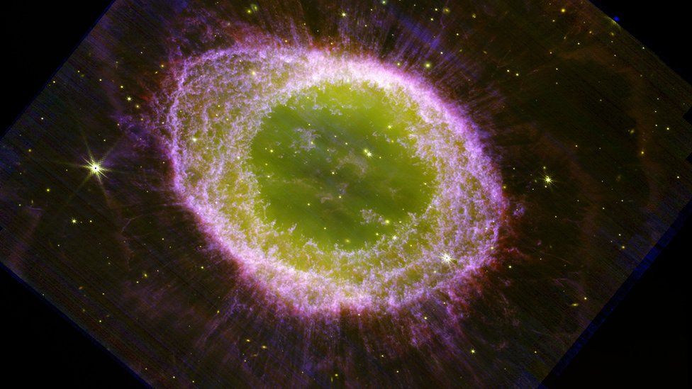 Выпущена раздаточная фотография без даты Манчестерского университета туманности Кольцо, снятой космическим телескопом Джеймса Уэбба