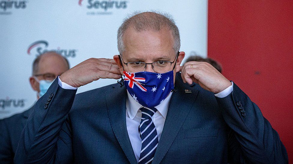 Премьер-министр Австралии Скотт Моррисон носит маску с австралийским флагом