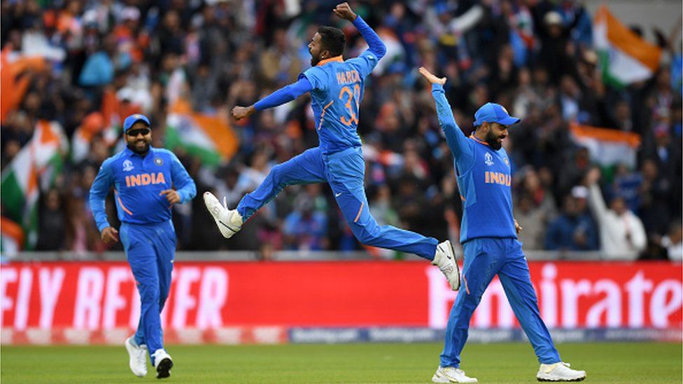 Hardik Pandya von Indien feiert mit Rohit Sharma und Virat Kohli bei der Entlassung von Shoaib Malik von Pakistan während des Spiels der Gruppenphase der ICC Cricket-Weltmeisterschaft 2019 zwischen Pakistan und Indien in Old Trafford am 16. Juni 2019 in Manchester, England.